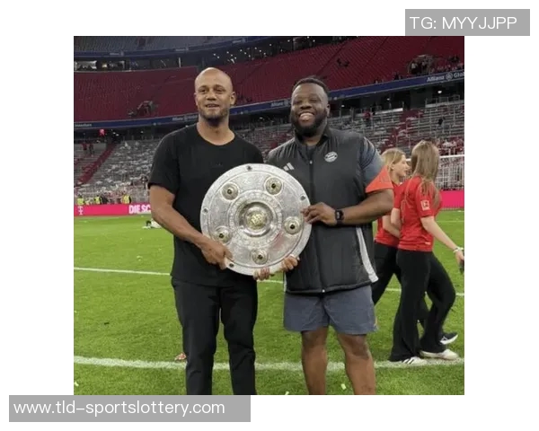 记者：拜仁寄希望于孔帕尼能说服于帕梅卡诺续约留队